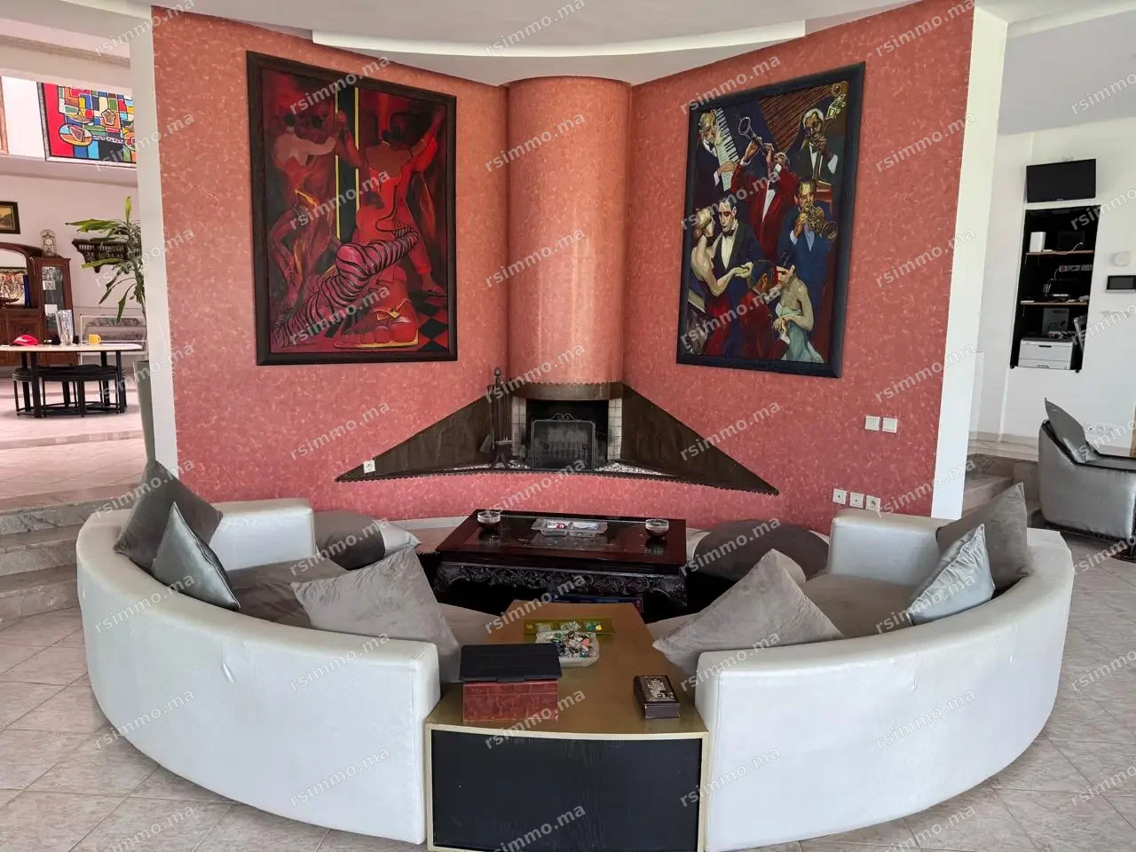Lobby avec cheminée